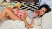 Nanda Costa surge agarradinha com as filhas, Kim e Tiê, em clique encantador - Reprodução/Instagram