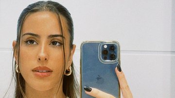 Ana Morais, filha de Glória Pires, esbanja beleza ao surgir com biquíni prateado - Reprodução/Instagram