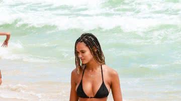 Modelo e ex-namorada de Kanye West, Juliana Nalú aproveita passagem pelo Brasil para ir à praia carioca - Foto: AgNews