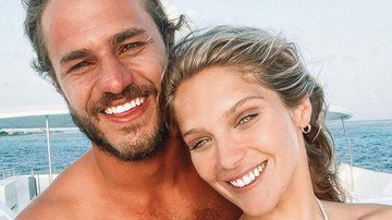 Isabella Santoni celebra Dia do Oceano surfando ao lado do namorado, Caio Vaz - Reprodução/Instagram