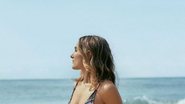 Filha de Xuxa, Sasha Meneghel posa com biquíni florido em praia indo surfar - Foto: Reprodução / Instagram