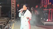 Simaria no palco de um show de Simone - Foto: Reprodução / YouTube