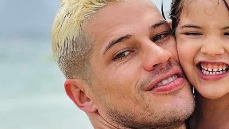 Filha de José Loreto encanta ao surgir com o ator na praia - Reprodução/Instagram