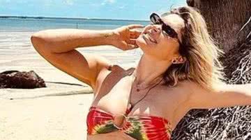Flávia Alessandra rouba a cena na praia com beleza - Reprodução/Instagram