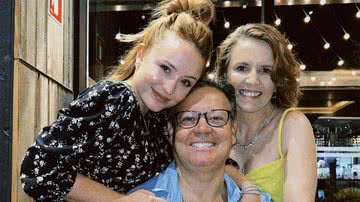 Larissa Manoela com os pais, Gilberto e Silvana - Foto: Reprodução / Instagram