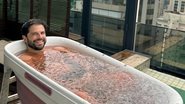 Duda Nagle imerso em banheira de gelo - Foto: reprodução/Instagram