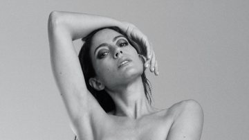 Atriz Carol Castro cobre apenas o necessário em ensaio topless e arranca enxurrada de elogios - Foto: Reprodução / Instagram