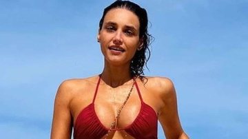 Débora Nascimento desfila na praia e encanta - Reprodução/Instagram