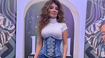 Paula Fernandes escolheu espartilho jeans para compor look - Reprodução/Instagram