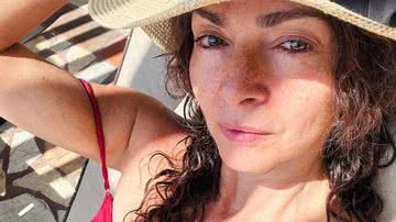 Claudia Ohana ostenta beleza chocante ao tomar sol - Reprodução/Instagram