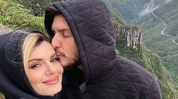 Camila Queiroz e Klebber Toledo surgiram em clima de romance durante viagem - Reprodução: Instagram