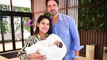 Munik Nunes deixa a maternidade com a filha e o marido - Foto: Leo Franco / AgNews
