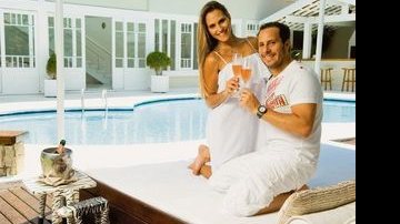 Na piscina, Wanda Grandhi e Roberto Rezinski celebram a paixão, iniciada em abril de 2009. - Cadu Pilotto