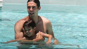 Kaká com o filho Luca em hotel de Miami - Grosby Group