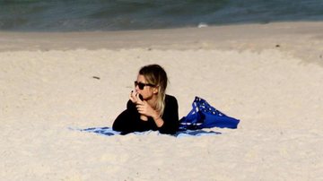 Juliana Didone relaxa na praia - PhotoRioNews/Marcos Ferreira