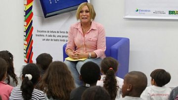 Susana Vieira lê para crianças no RJ - Anderson Borde / AgNews