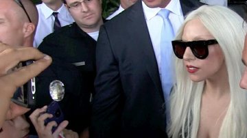 Lady Gaga distribui comida aos fãs em Los Angeles - CityFiles