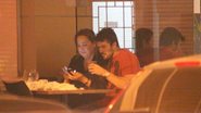 Claudia Jimenez e o namorado jantam no Rio - Fausto Candelaria / AgNews