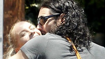 Russell Brand, marido de Katy Perry, com Sadie Turner - The Grosby Group