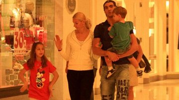 Giba com a mulher, Cristina Pirv, e os filhos, Patrick e Nicoll - Rodrigo dos Anjos / AgNews