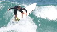 Cauã Reymond surfa na Barra da Tijuca - Dilson Silva/AgNews