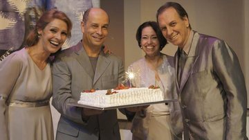 Renato Prieto (à dir.) ganha bolo de Rosana Penna, Paulo Paixão e Sylvia D’Silva, seus colegas na peça O Semeador de Estrelas, no Teatro da Feesp.
