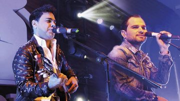 A dupla Zezé Di Camargo e Luciano faz apresentação em casa noturna, em São Paulo.