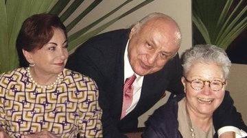 A autora Maria Adelaide Amaral e a atriz Beatriz Segall festejam o aniversário do ator Dorival Carper, em São Paulo.