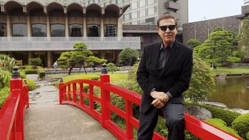 No jardim do hotel New Otane, em Tóquio, o famoso colunista social eletrônico traça roteiro da viagem. - Leandro Sawaya