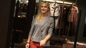 Fiorella Mattheis passeia em shopping carioca - Daniel Delmiro / AgNews