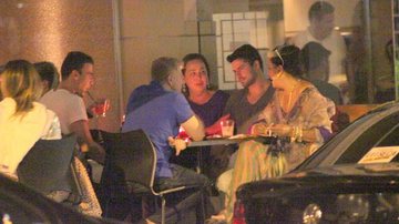 Claudia Jimenez e Miguel Falabella jantam juntos com amigos no Rio - Fausto Candelária / AgNews