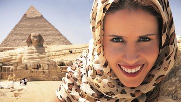 A alegria da estrela, a Celina de A Vida da Gente, durante passeio pelas pirâmides de Quéops, Quéfren e Miquerinos.