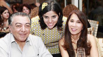 A chef Ana Luiza Trajano lança menu em homenagem ao Estado do Acre e é ladeada pelo casal Mauricio de Sousa e Alice Keiko Takeda, em SP.