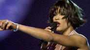 Whitney Houston se apresenta momentos antes de receber o prêmio de melhor cantora de R&B no Grammy do ano 2000 - Reuters
