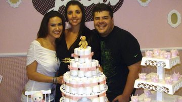 Em SP, Nadja Haddad e Rafael Vannucci prestigiam chá de Gabriela Naves, de preto, grávida de Júlia.