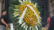 Coroa de flores enviada por Boninho e Ana Furtado a Chico Anysio - Henrique Oliveira e Clayton Militão/PhotoRioNews