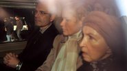 No domingo, 10, Xuxa e a mãe, de turbante, seguem para o aeroporto após 14 dias em Buenos Aires. - Grosby Group
