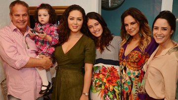 O casal Jayme Monjardim e sua esposa Tania Mara com sua filha Maysa ao lado da estilista Adriana Barra e Fernanda Vasconcellos - Divulgação
