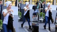 Atriz norte-americana Kate Hudson chega em set de gravações de Boston, nos Estados Unidos, com toalha na cabeça - The Grosby Group