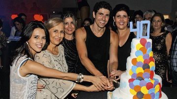 Giane corta o bolo entre a amiga Tatiane, a mãe, d. Heloisa Helena, e as irmãs, Roberta e Claudia - Studio equipe e Julio Vilela