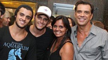 Felipe Simas, Bruno Gissoni, Ana e Beto Simas - Raphael Mesquita / Foto Rio News