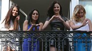 Selena Gomez, Vanessa Hudgens, Rachel Korine e Ashley Benson acenam para fãs em Paris, na França - The Grosby Group