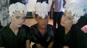 Modelos no backstage do desfile de Martha Medeiros, maquiadas por Henrique Mello - Ana Paula de Andrade