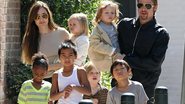 Angelina Jolie com o marido, Brad Pitt, e os filhos - Grosby Group