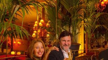 O casal comemora o aniversário de feliz união no notório Le Grand Colbert, bistrô parisiense que serve de
cenário para o cinema. - Martin Gurfein