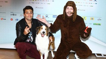 Bruno Gagliasso e Danilo Gentili com o cachorro Duffy - Raphael Mesquita / Foto Rio News
