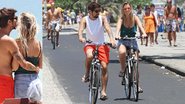 Juliana Didone pedala na orla da Barra com seu namorado Flávio Rossi - Wallace Barbosa/AgNews