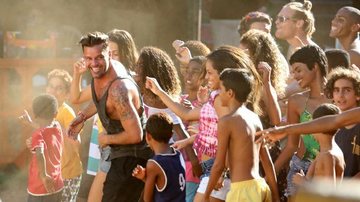Ricky Martin dança 'Lepo Lepo' e se diverte em praia carioca - Fabio Moreno e Gil Rodrigues/Photo RioNews