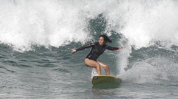Dani Suzuki mostra corpo sarado durante surfe no Rio - Delson Silva/AgNews