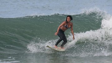 Danielle Suzuki surfa no Rio de Janeiro - Dilson Silva/AgNews